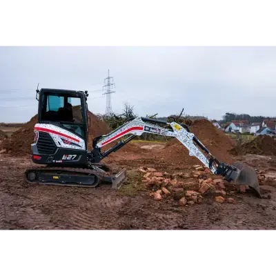 Bobcat E27 Minibagger bei der Arbeit - Professionelle Baumaschinen